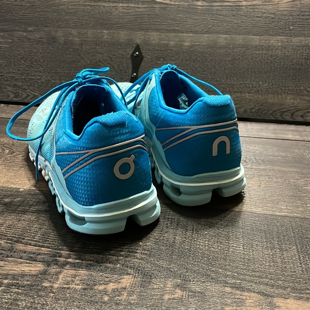 GUC ON CLOUD RUNNING SHOES 7.5 - Picture 7 of 10